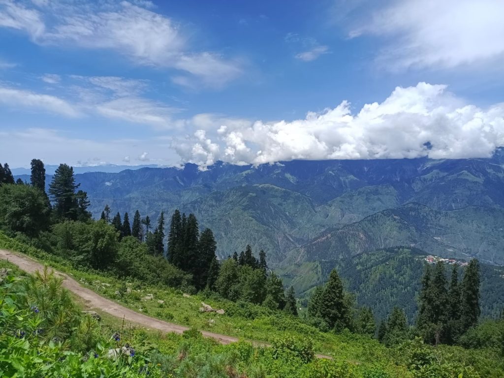 Views of mountain range from Siri Paye Shogran meadows