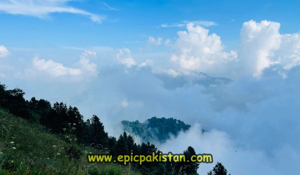 Clouds hovering in mountains on wau to Miranjani top